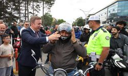 Kasksız Motosiklet Sürücülerine Ücretsiz Kask Dağıtıldı