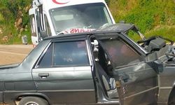 Ambulans ile otomobil çarpıştı: 1 ölü, 4 yaralı