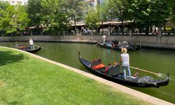 Eskişehir'e gelen turistler gondol seferlerini yoğunlaştırdı