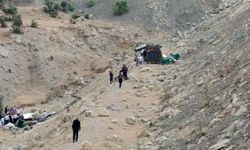 Şırnak'ta şarampole devrilen tırın sürücüsü yaralandı