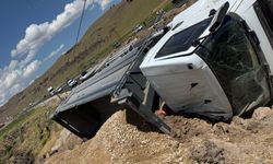 Kum yüklü tır devrildi: Sürücü yara almadan kurtuldu