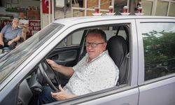 50 metre uzaklıktaki çay ocağından aldığı çayları otomobiliyle taşıyor