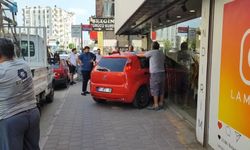 Otomobil mağazaya daldı