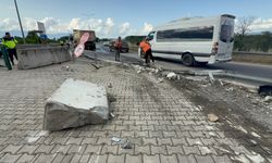 Tır 1 tonluk beton blokları parçaladı