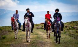 Tabyalara Atlarla Ulaştılar, Zirveden Paraşütle Atladılar