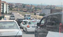 Trafiği tehlikeye atıp öğrencilerin dikkatini dağıttılar