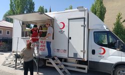 Kızılay gönüllülerinden YKS'de öğrenci ve velilere ikram