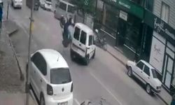Ehliyetsiz sürücünün yaptığı kaza kameraya yansıdı