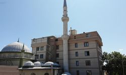 Pendik’te ilginç mimari: Cami minaresi ile bina iç içe