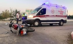 Otomobille çarpışan motosiklet sürücüsü yaralandı