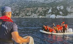25 düzensiz göçmen kurtarıldı, bir göçmen kaçakçısı yakalandı