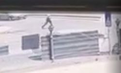 Aniden Yola Fırlayan Adam Otomobilin Altında Kaldı!