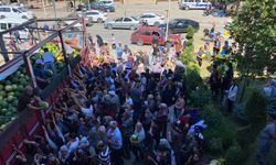 Yarım saatte 26 ton karpuz dağıttı