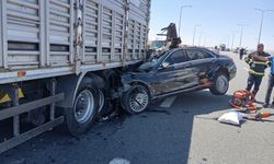 Tıra çarpan otomobil hurdaya döndü : 2 ölü, 1 yaralı