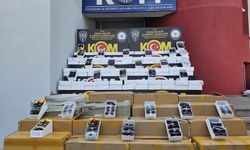 Adana'da 14 milyonluk kaçak güneş gözlüğü ve telefon ele geçirildi