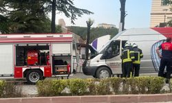 Alev alan minibüsün şoförü faciayı önledi