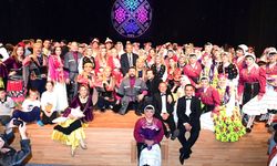 100 dansçı 13 yörenin halk oyunlarını sergiledi