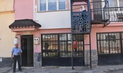 Böbrek hastası eşi  için asansör yaptırdı