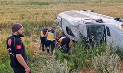 Düğün dönüşü minibüs şarampole devrildi: 17 yaralı