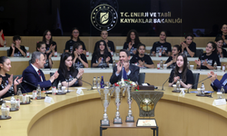 “Potanın Ceylanları”, Kupalarını Bakan Bayraktar’a Getirdi