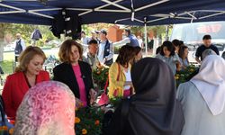 Bayramda Renk Renk Çiçekler, Dualarla Buluşturdu