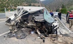 Gümüşhane-Trabzon yolunda kamyonet bariyerlere çarptı: 1 ölü, 3 yaralı