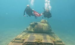 Saros Körfezi'nde Batık Tanka Dalış Yapan Jandarma Ekibi Su Altında Pankart Açtı