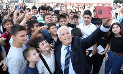 Başkan Bozbey, öğrencilerin karne sevincine ortak oldu