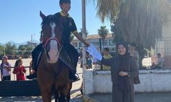 Karnesini almaya okula atıyla geldi, gören gözlerine inanamadı