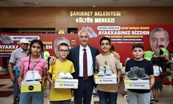 Öğrencilere 170 bin spor ayakkabısı hediye
