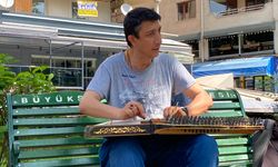 Sokak sanatçısının kanun  performansı ilgi topladı