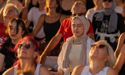 İzmir’de güneşi yoga ile uğurladılar