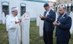 Diyanet İşleri Başkanı Erbaş, Bosna Hersek'te şehit öğrencisinin kabrini ziyaret etti