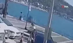 Çeşme'de motosikletiyle denize uçtu: O anlar kamerada