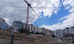 Yük zincirinden kopan çengel, inşaat işçisinin üzerine düştü