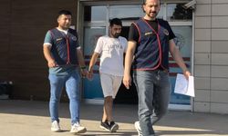 Jandarma aranan zanlıyı kız arkadaşıyla kafede çay içerken yakaladı