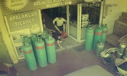 Dükkana giren yılan, esnafı sokağa fırlattı