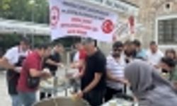 Şehitlerin hayrına aşure dağıttılar