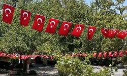 O ilçede yer gök Türk Bayrağı