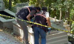 Mezarda balmumu bebek ve muska bulundu