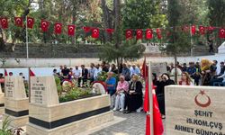15 Temmuz’da şehitliğe karanfil bırakıldı