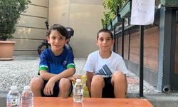 Oyuncak almak için su satarak para biriktiriyorlar