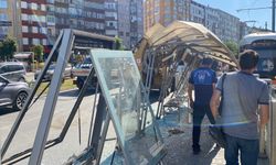 Kepçe kolu tramvay durağına çarptı