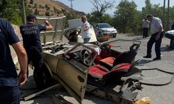 Direğe çarpan araç ikiye bölündü