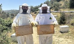 Baba oğul kaliteli  bal için çalışıyor
