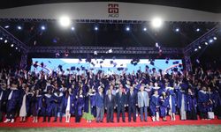 AGÜ'de önemli isimlerle mezuniyet sevinci