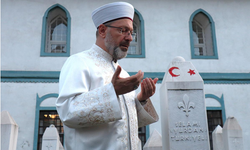 Başkan Erbaş şehit öğrencisinin kabrini ziyaret etti
