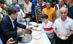 Adalet Bakanı Amsterdam'da aşure dağıttı