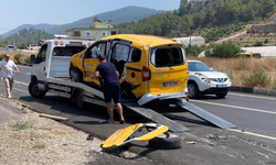 Karşı şeride geçen hafif ticari araç ticari taksiyle çarpıştı: 1 yaralı
