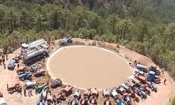 Yangılarda traktörlü çiftçi ordusu helikopterden görüntülendi